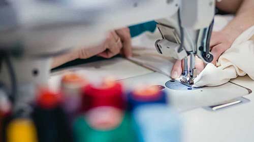 Пошив верхней одежды на швейной фабрике в Москве